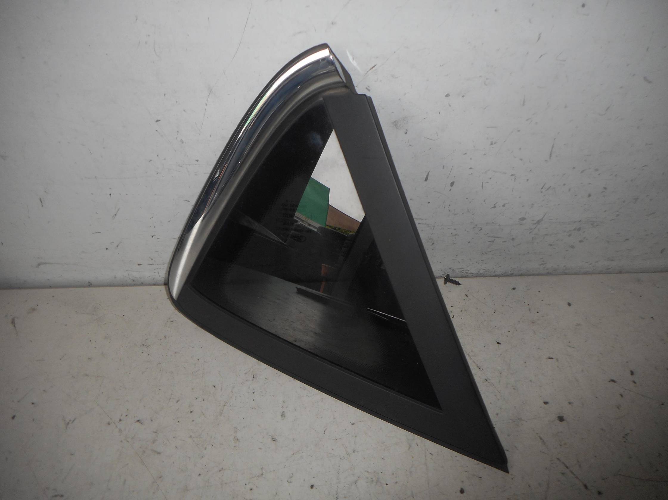 Fisso parafango post. sx.